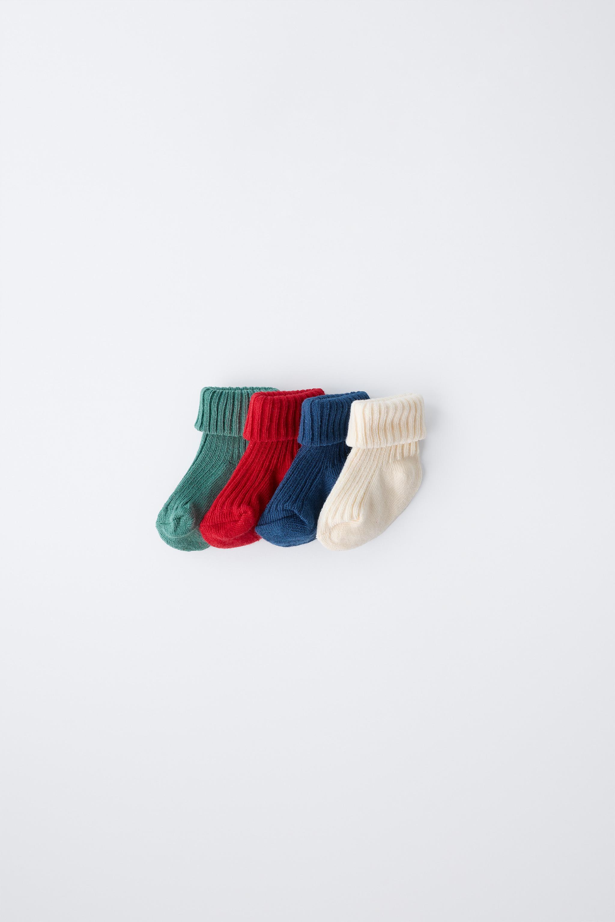 LOT DE QUATRE CHAUSSETTES COULEURS DANS UNE BOÎTE